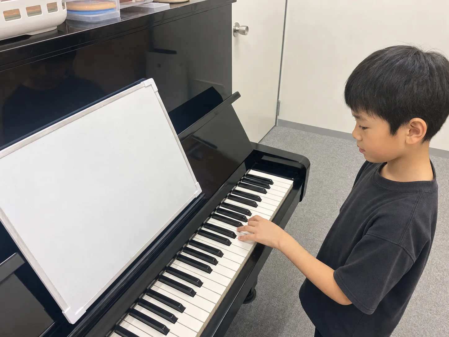 ピアノの鍵盤に触れながら音楽療育に取り組む様子